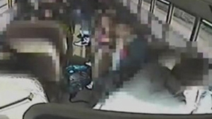 Un baiat de 13 ani, erou in SUA! A sarit sa opreasca autobuzul in care se afla dupa ce soferul a lesinat!