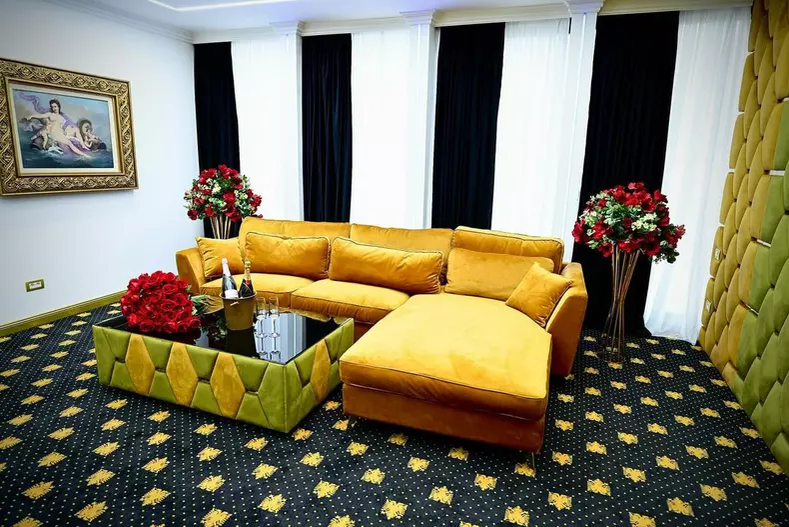 Cum arată vila lui Florin Salam, pe care a transformat-o in hotel. Doar liftul a costat 30.000 de euro