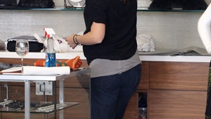 Jennifer Garner s-a cinstit cu vin la magazinul de pantofi!