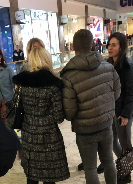 Karina şi Dragoş discută cu mai mulţi amici