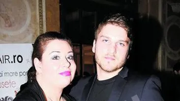 Oana Roman s-a cuibarit ca o birmaneza la pieptul lui Andrei