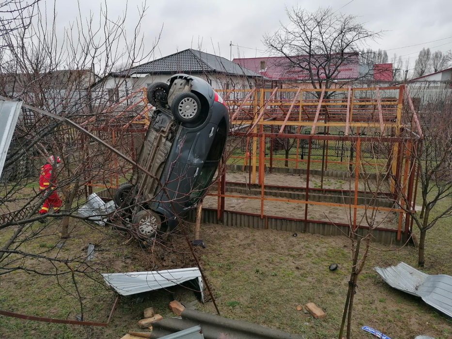 Mașina a rămas în poziție aproape verticală după impact
