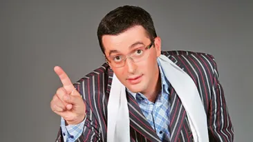 Dezbrăcatu’ de la Cronica Cârcotașilor, surprins cum își spală singur rulota în care trăiește