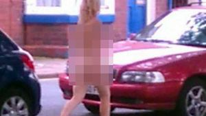 Dezbrăcată la supermarket. O ieşeancă goală puşcă, în vârstă de 25 de ani, i-a lăsat cu gura căscată pe trecători. Ce a făcut Poliţia