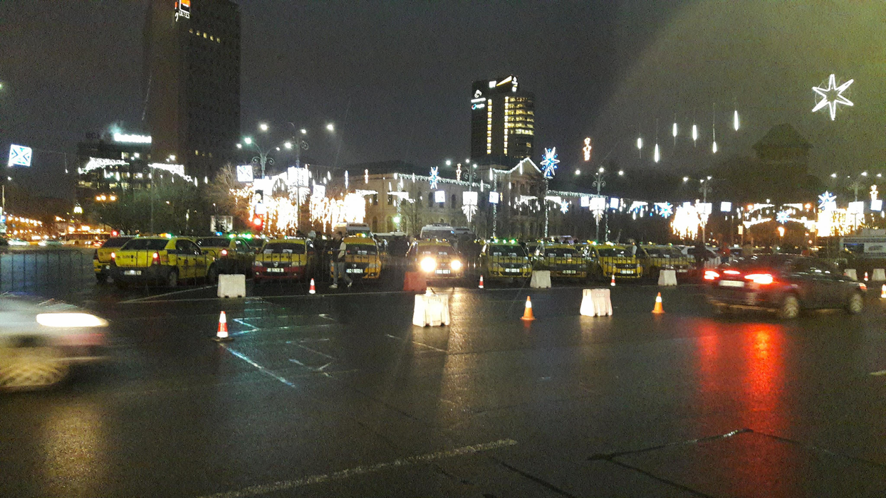 Protest în Capitală! Taximetriştii au blocat Piaţa Victoriei