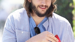 Ce a patit Ashton Kutcher? Arata ca un mosnegut