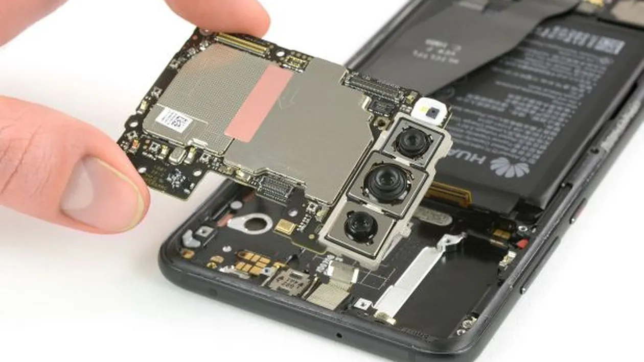 Au dezmembrat un Huawei P20 Pro! Ce-au observat la camera foto este total neașteptat