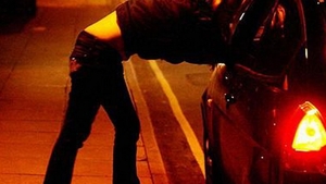 Ce i-a făcut o prostituată unui bărbat din Dej: l-a tâlhărit în cimitir de banii de la păcănele!