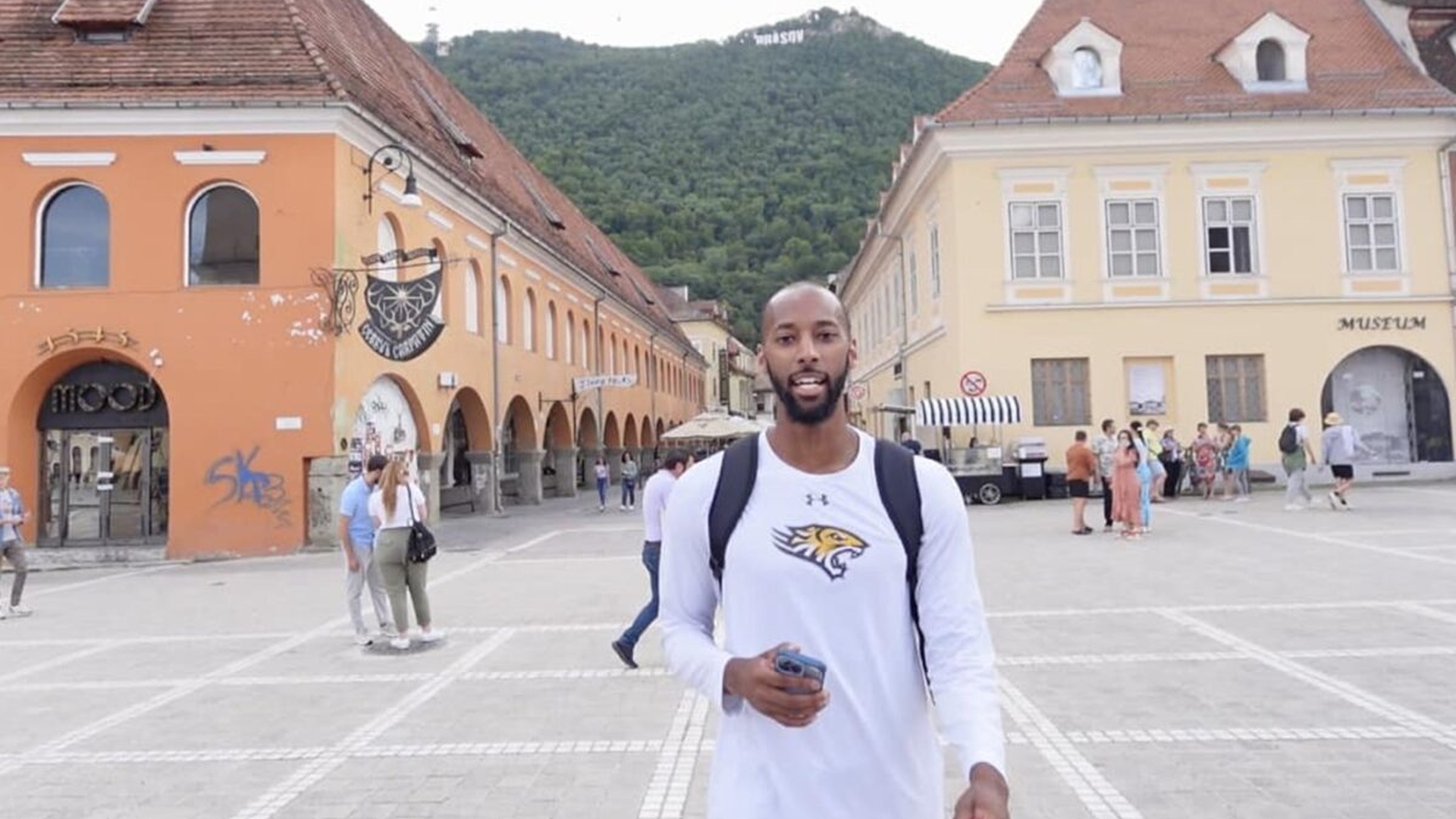 Acest american s-a mutat în Brașov și e uimit de câți euro plătește lunar pe chirie: "Acest preț e inexistent în vremurile de astăzi"