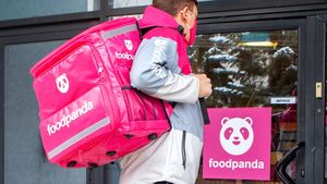 Să vezi și să nu crezi! Câți lei câștigă lunar un livrator de la Foodpanda