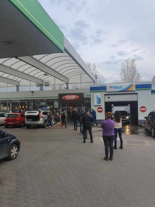 Oamenii s-a înghesuit la benzinării înainte de ora 20.00 ( foto Facebook Cristian Botez)