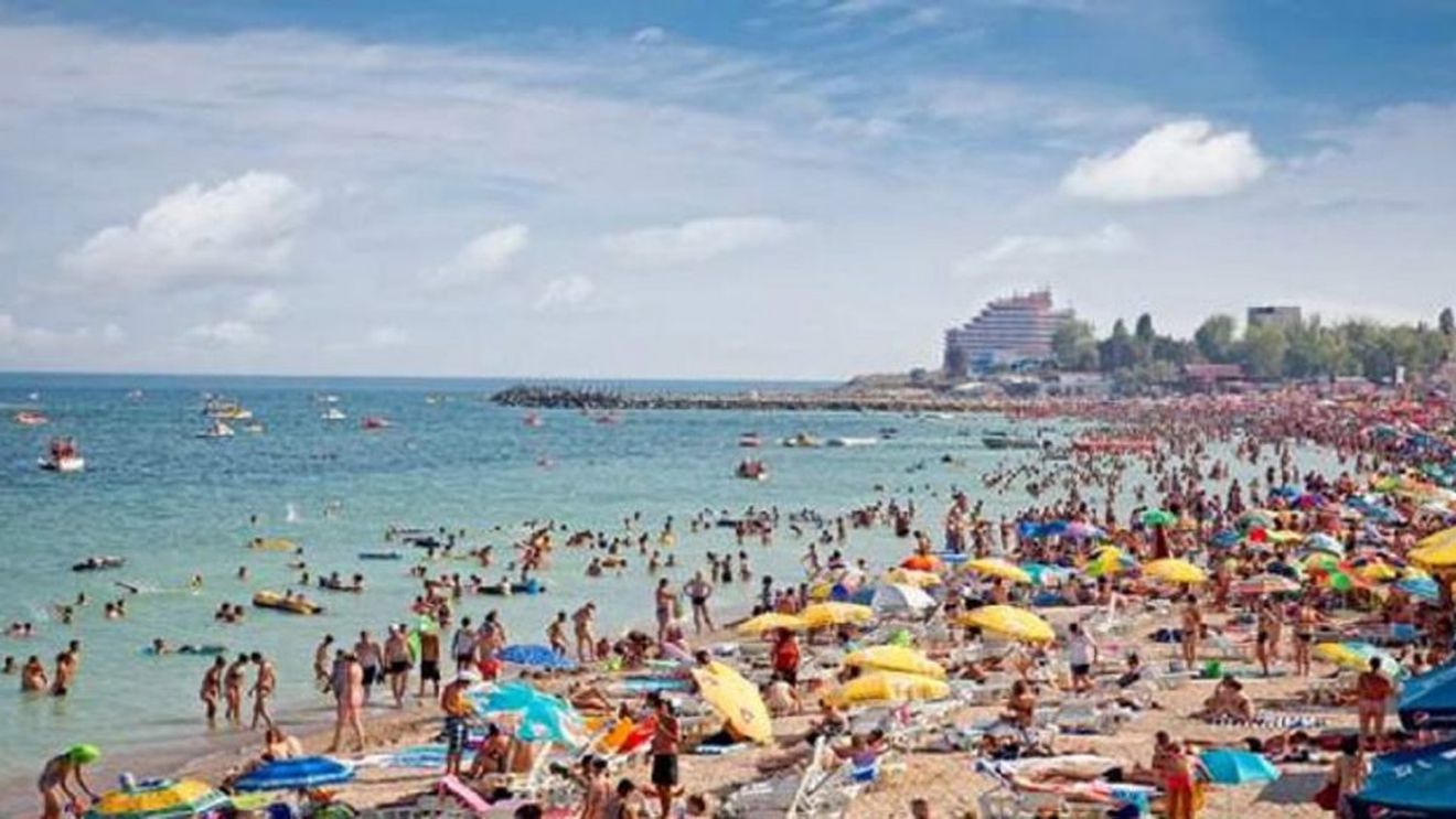 Cât te costă o zi de plajă, în Costinești. Cu suma asta ai putea lejer să te distrezi în stațiuni de lux din străinătate!