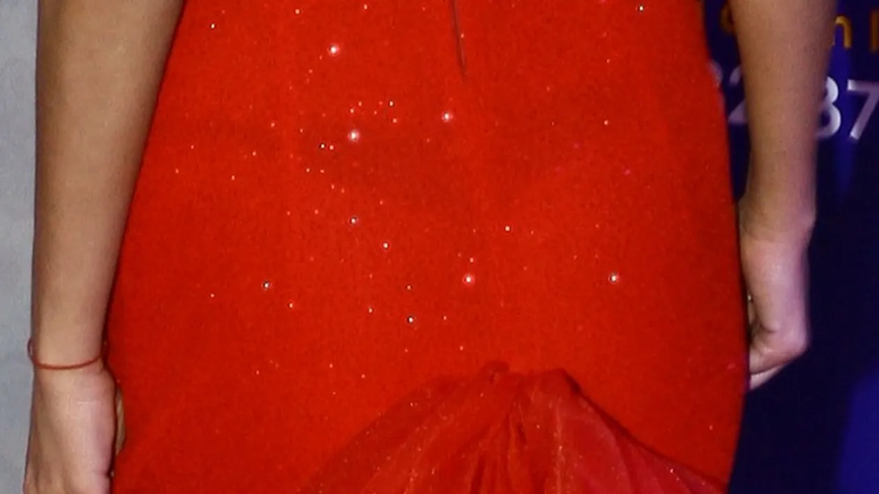 La fata papusa, la fund...matusa! Posterioarele vedetelor au facut senzatie la o prezentare de moda! Poti ghici cui apartin?