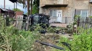 Un tânăr din Dâmbovița a zburat cu mașina pe șosea. A spulberat un gard și s-a oprit în balconul unei case
