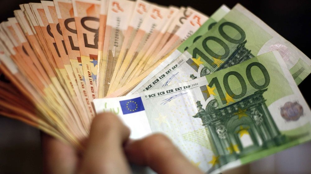 Escortă din Vaslui, condamnată la închisoare după ce a furat de la un client 15.000 de euro