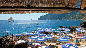 Credeați că în Mamaia e scump?! Câți euro costă un șezlong pe o plajă din Capri, supranumită "insula milionarilor"