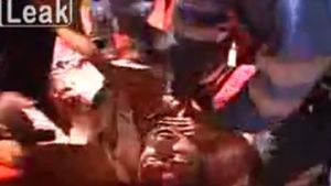 IMAGINI INTERZISE MINORILOR! Un leu isi sfasie ingrijitorul sub ochii ingroziti ai colegilor sai! Ce s-a intamplat dupa, intrece orice imaginatie...