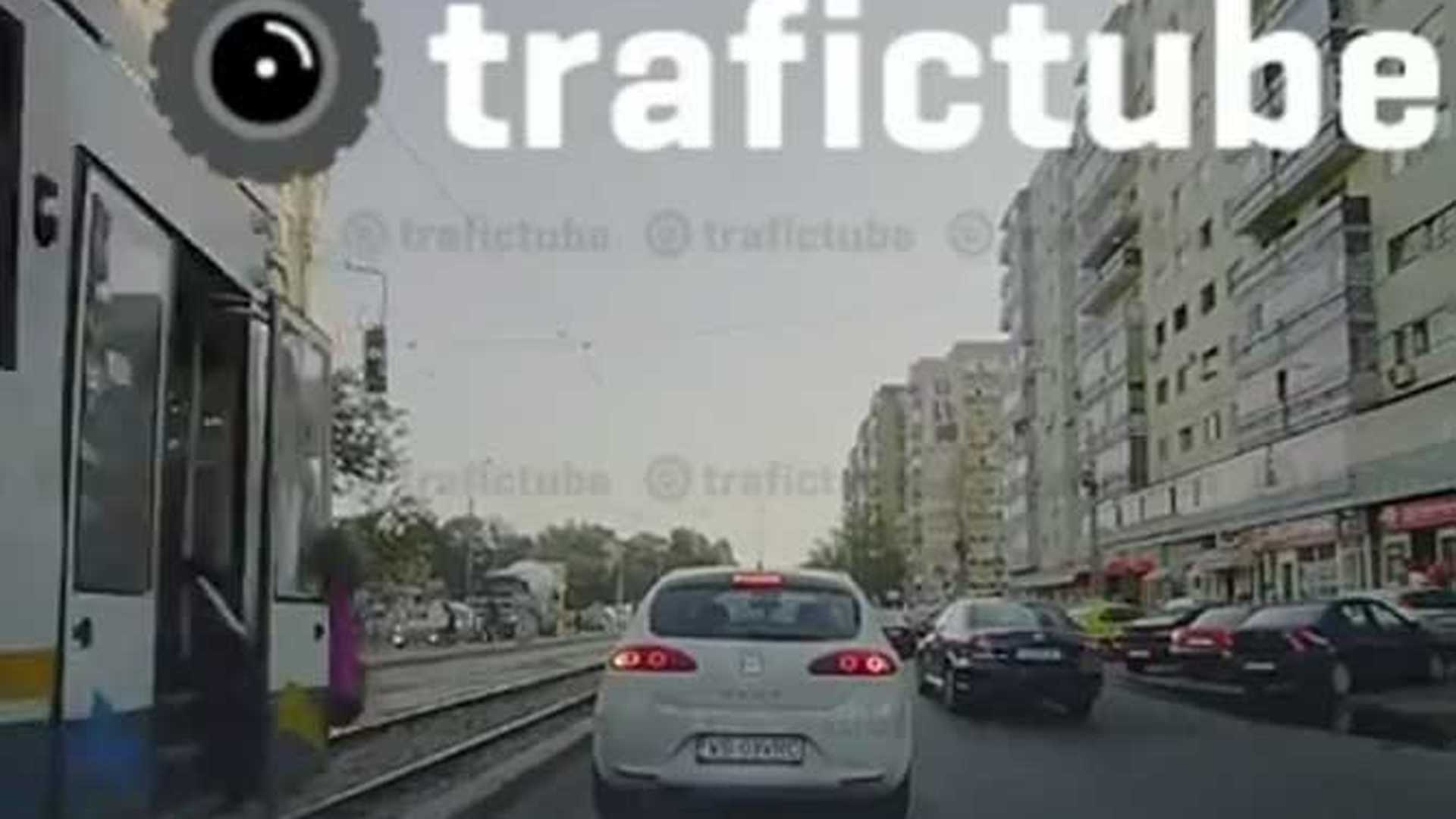 VIDEO SOCANT O sa te gandesti de 100 de ori inainte de a traversa strada prin loc nepermis dupa ce vezi asta! O adolescenta a fost spulberata de tramvaiul 41 sub privirile soferilor!
