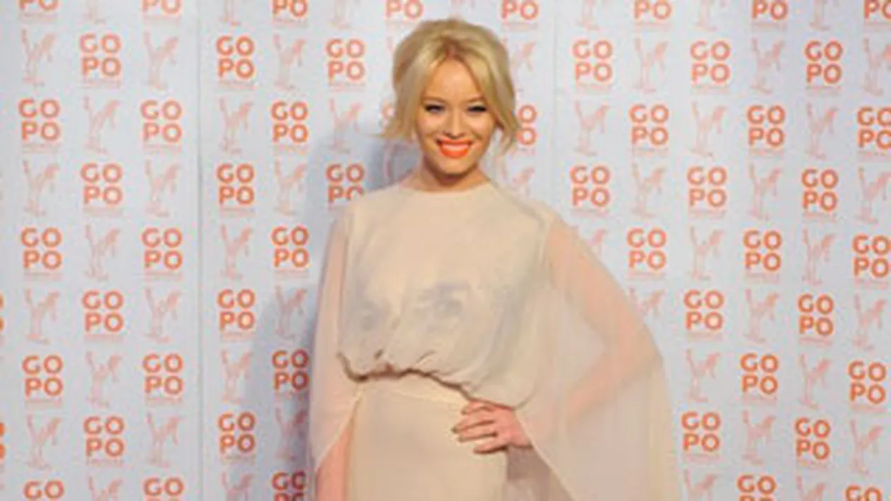 Laura Cosoi, pe covorul rosu intr-o rochie pe care a imprimat o caricatura! Afla de ce a facut aceasta alegere!