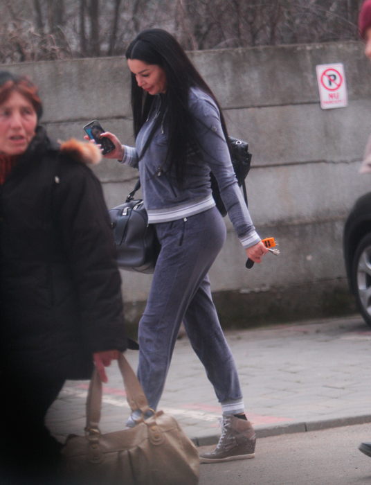 Brigitte s-a îmbrăcat în haine extrem de mulate