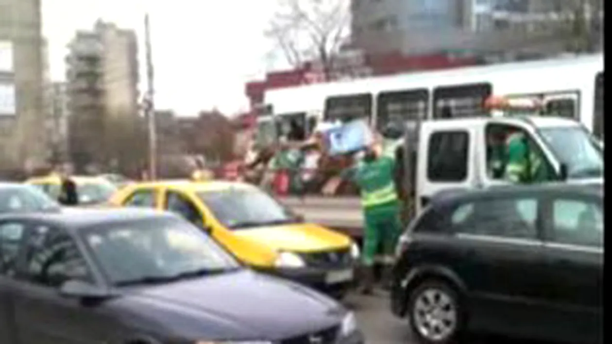 VIDEO INCREDIBIL! Se intampla in traficul din Bucuresti... unul da cu pumnul, unul alerga cu ranga, iar altul da cu masina!