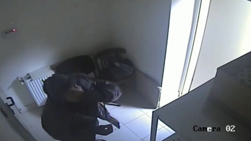 Jaf ca-n filmele cu proști! Hoț căutat de polițiști după ce a încercat să fure dintr-o bancă