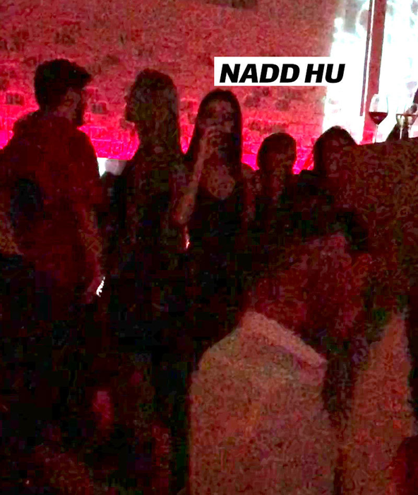 Nadd Hu bea cu poftă dintr-un pahar