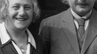 Absolut genial! Nu o sa crezi niciodata ce conditii ii pusese Einstein sotiei sale pentru a locui impreuna - Asta l-a ajutat sa devina geniu? Crezi ca ar functiona si in cazul tau?