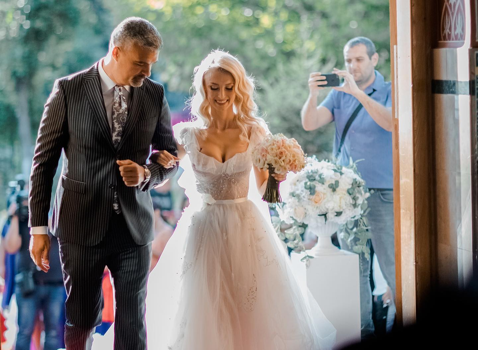 Andreea Bălan, mesaje dureroase pentru George Burcea în noua piesă, “Am crezut în basme”! Bărbatul misterios din videoclip seamănă cu tatăl fiicelor sale