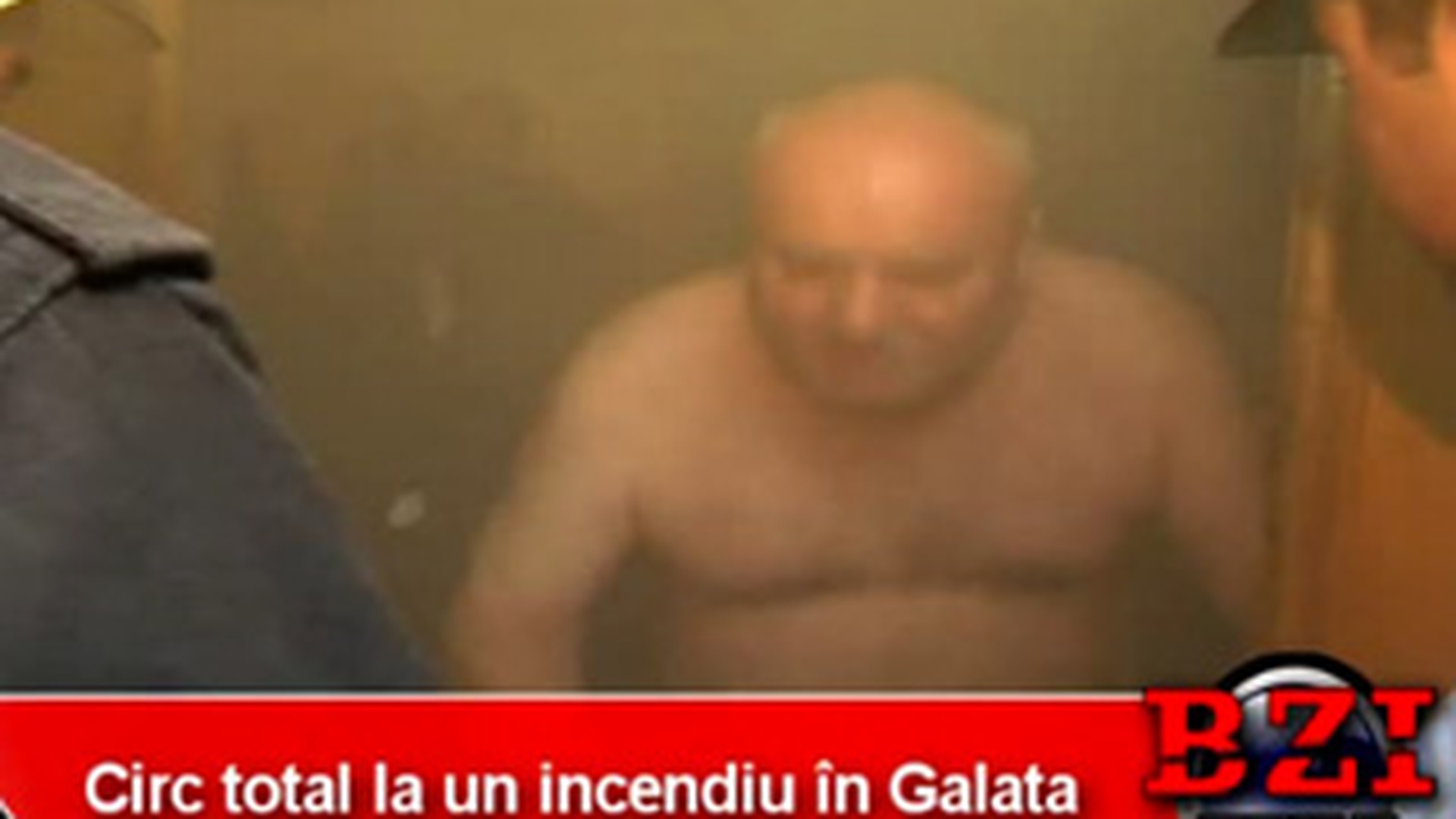 VIDEO HALUCINANT! Apartamentul lui ardea, el era asfixiat in casa si nu-i lasa pe pompieri sa intre - "Am pus o oala pe foc si a scazut apa"! Reactia vecinilor e geniala: "Te prind eu, tu-ti crucea ma-tii"