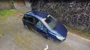 Credea că nu îl vede nimeni, dar a fost dat de gol de Google Maps! Ce făcea acest bărbat, ascuns în maşină