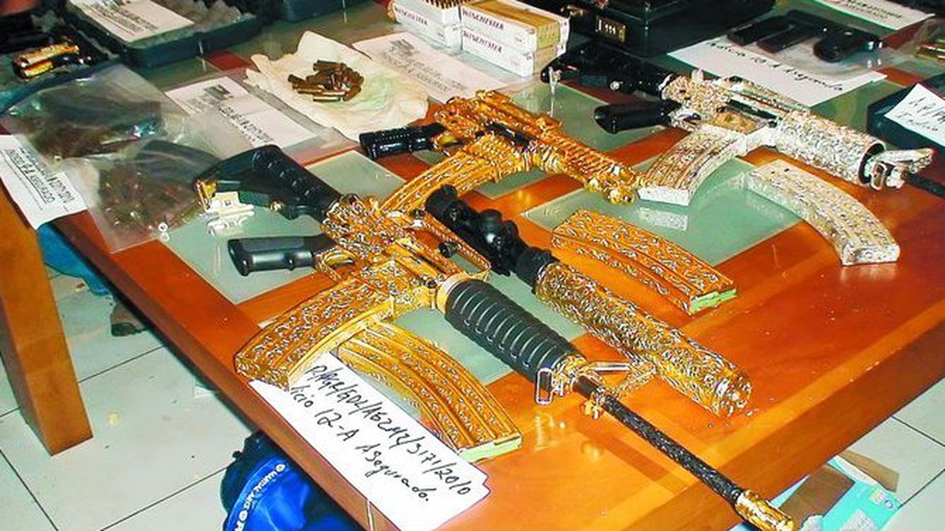 "Lupul" si gasca lui si-au facut arme din aur cu diamante