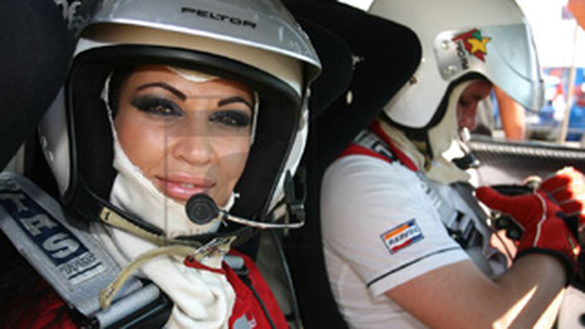 FOTO Nicoleta Luciu a fost copilot la Baneasa Rally Show! Uite ce bine arata in echipamentul de raliu!