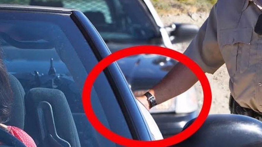 Motivul e chiar straniu! De ce ating toți polițiștii din România farurile mașinii, atunci când te trag pe dreapta