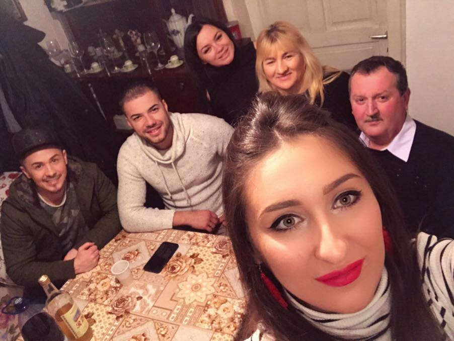 Ce soră frumoasă are Carmen de la Sălciua: “Flori diferite din aceeaşi grădină”. Seamănă Daniela Racolta cu artista?