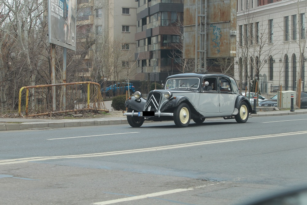 Marian Alecu, în timp ce conduce bijuteria pe patru roți prin București