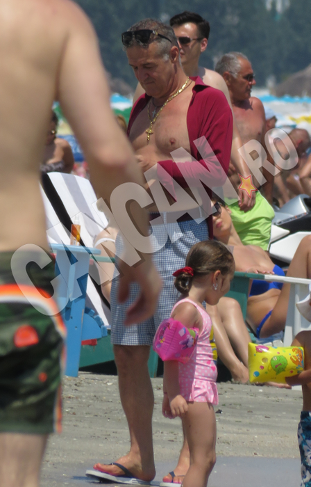 Cum a apărut GIGI BECALI îmbrăcat la plajă, în Mamaia!