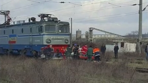 Două trenuri s-au ciocnit în Gorj. Un om a murit 
