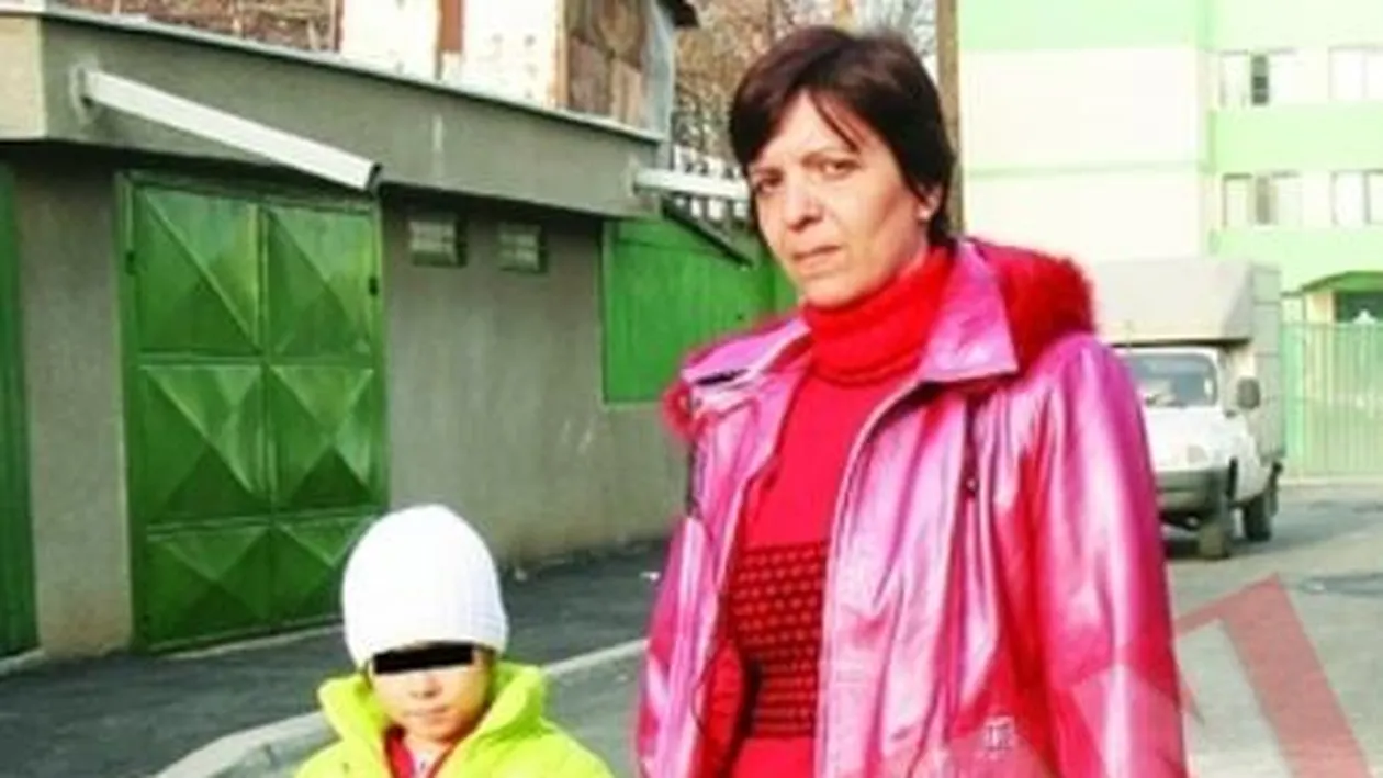 Fetita umilita pentru ca parintii ei nu au achitat taxa de hartie igienica