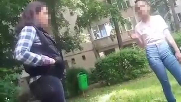 VIDEO. Adolescentă din Oradea, snopită în bătaie de trei colege. Tatăl uneia dintre agresoare îşi apără fiica: „Vă dau la m…” Ce au decis procurorii