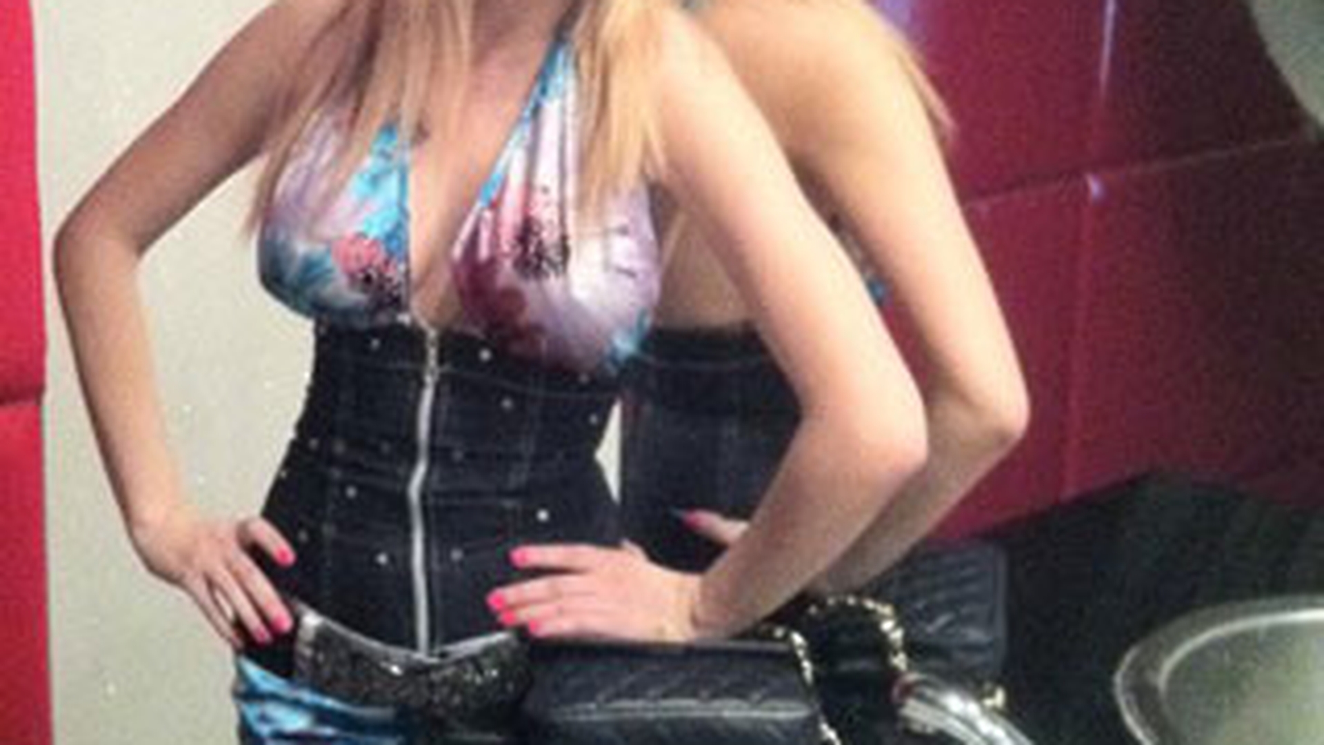 Botul si sanii la inaintare! "Sexy-braileanca" s-a sarutat cu prietena ei in toaleta unui club de fite, sperand ca vor fi hot! Rezultatul este departe de cel dorit