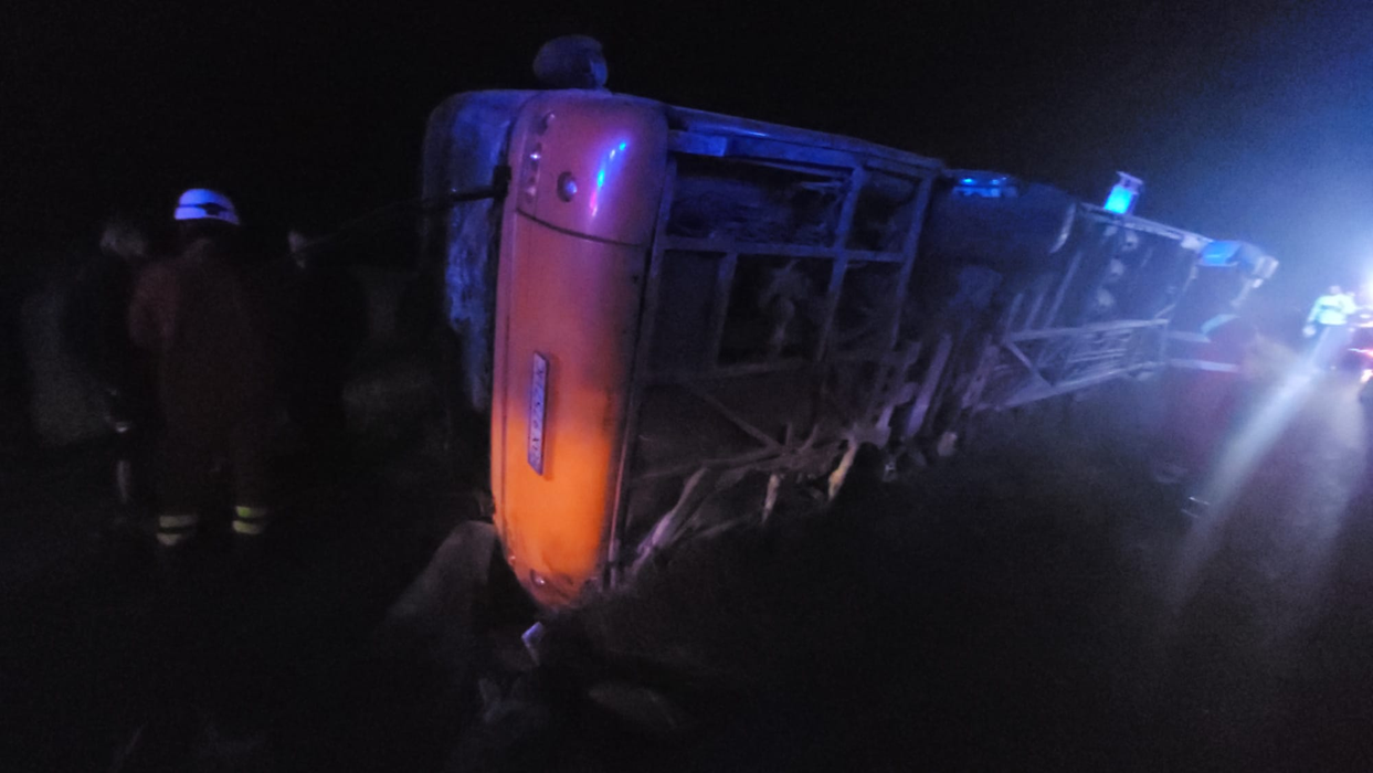 Planul Roșu de intervenție, activat după ce un autocar cu peste 80 de pasageri s-a răsturnat la Hârșova. O tânără însărcinată a ajuns la spital
