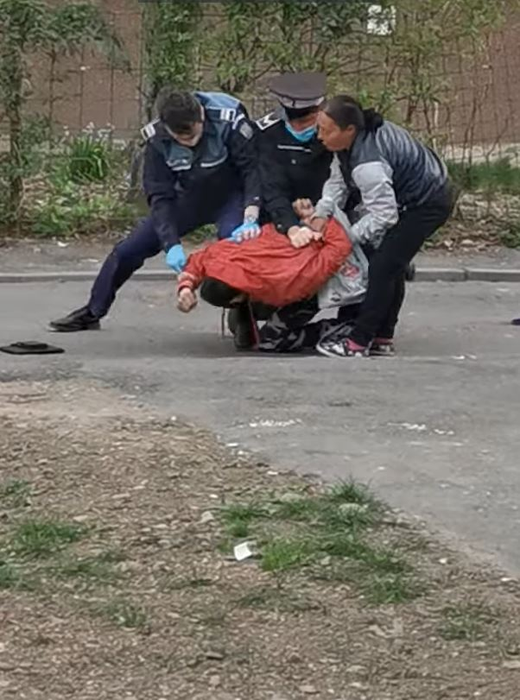 Un angajat al Primăriei Bacău a fost încătușat! Ce nereguli au descoperit polițiștii în declarația pe propria răspundere