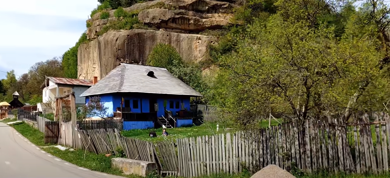 „Căsuța Alabstră” este situată în comuna Corbi /Foto: Captură YouTube