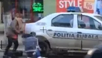 Ancheta dupa ce un tanar a fost filmat schimband roata unei masini de Politie cu politistii alaturi VIDEO