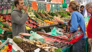 Prețuri de lux în piețele din România! Cât au ajuns să coste salata verde, ridichile sau ceapa verde. Comercianții anunță noi scumpiri