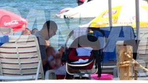 Un laptic pentru cel mic, o bere pentru tatic! Cum a reusit Caddy de la Mafia sa goleasca o halba, in timp ce isi legana bebelusul