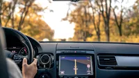 (P) Top 5 gadgeturi auto esențiale: Navigație GPS cu CarPlay și Android Auto, siguranță și confort la volan