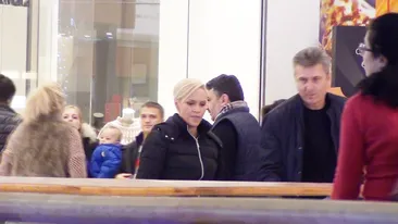 Primul Craciun alaturi de David Petru! Uite cum au alergat dupa cadouri, in Ajun, Gabi Firea, Florentin Pandele si juniorul lor!