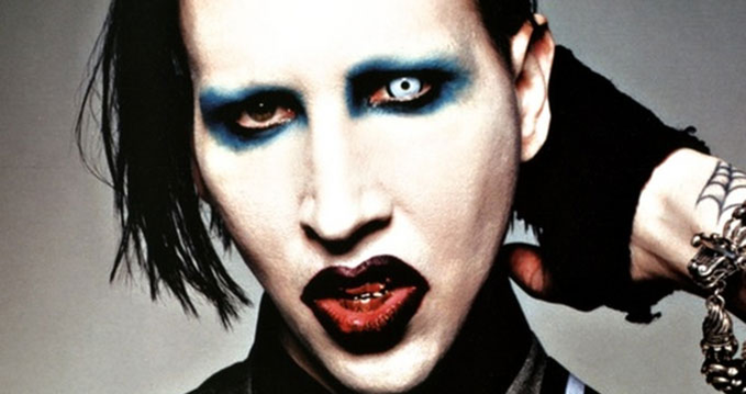 Marilyn Manson, transportat de urgenţă la spital!  Un element din decor s-a prăbuşit peste el, în timpul concertului